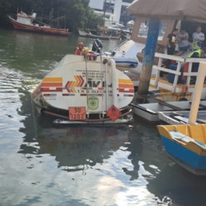 TRAGÉDIA: Caminhão capota, cai em rio e deixa vítima fatal presa na cabine