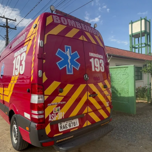 Aluno sofre corte no pé ao bater em telha de zinco em Escola de Canelinha