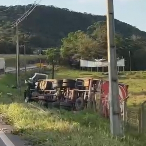 Casal com bebê escapam ilesos após tombamento de caminhão na BR-101 entre Tijucas e Biguaçu