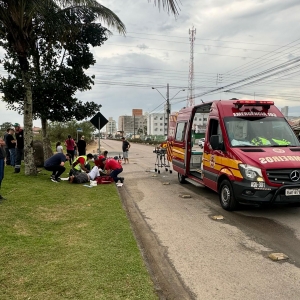 Colisão entre carro e moto em cruzamento deixa homem ferido