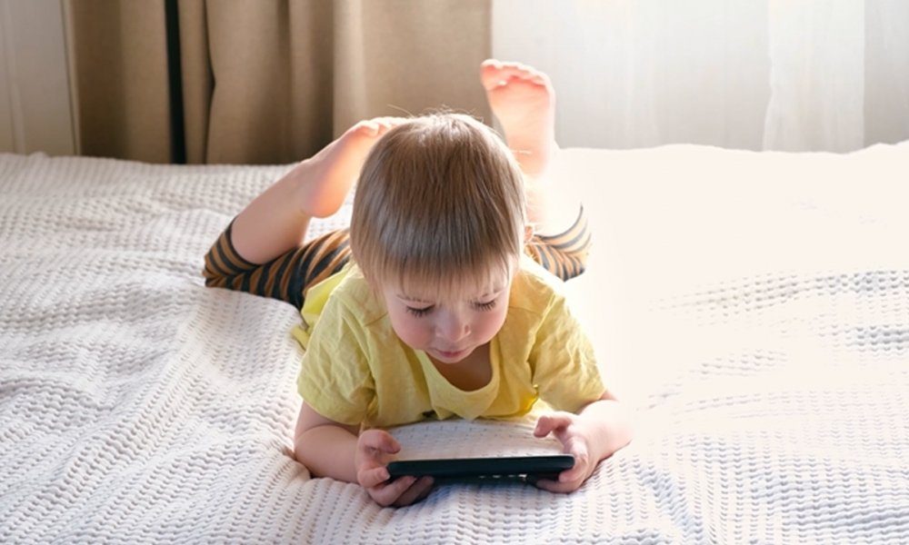 Como o uso prolongado de telas afeta o comportamento Infantil? 