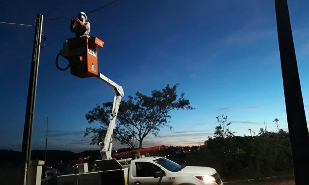 Após acidente entre caminhão e poste, morador de Tijucas relata descaso