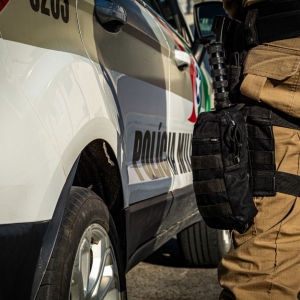 Discussão por ciúmes leva homem a ameaçar companheira com faca