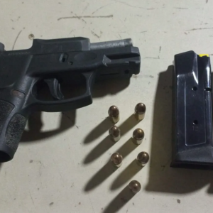 Tentativa de homicídio: homem dispara contra vizinho e sua família, entre eles um bebê