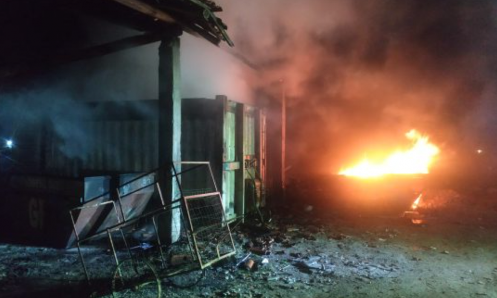Incêndio de grandes proporções destrói galpão em Tijucas