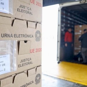 Itapema e outros 14 municípios, começam a receber urnas eletrônicas e suprimentos