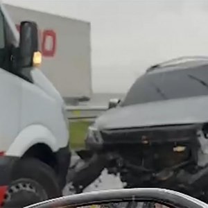 Caminhonete capota na BR-101 em Tijucas e gera congestionamento em rodovia