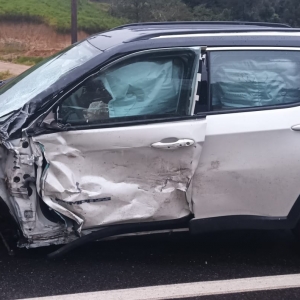 Acidente na Rodovia SC-410 deixa três feridos; em um dos veículos estavam 10 trabalhadores