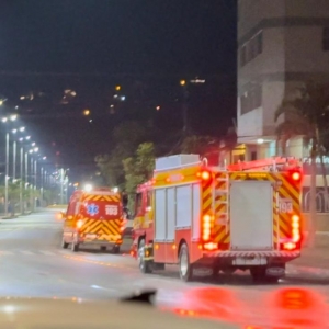 Fogo em edificação residencial mobiliza bombeiros; moradores controlaram as chamas