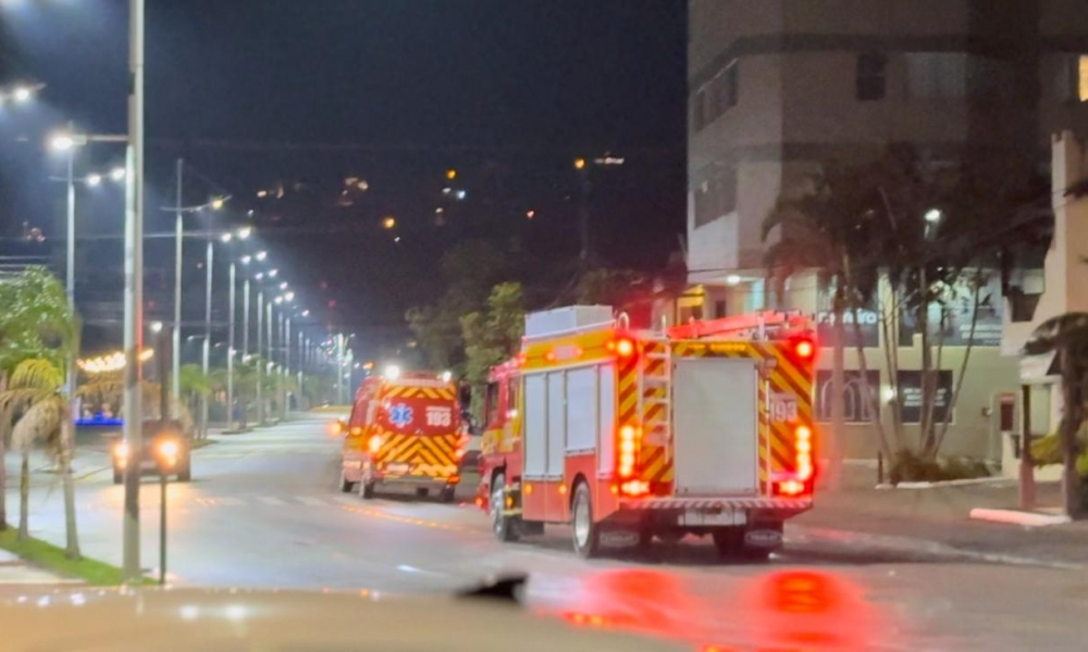 Fogo em edificação residencial mobiliza bombeiros; moradores controlaram as chamas