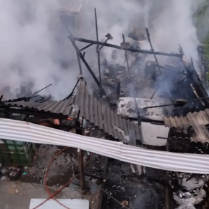 Incêndio destrói parte de empresa de reciclagem em Itapema