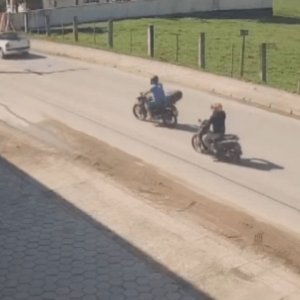 Colisão entre motocicletas deixa dois feridos em São João Batista