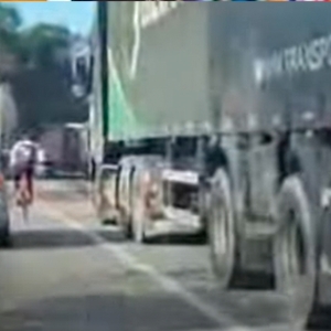 Ciclista é flagrado transitando entre carros e caminhões na BR-101 
