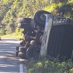 Caminhão tomba em rodovia da região e motorista não é encontrado