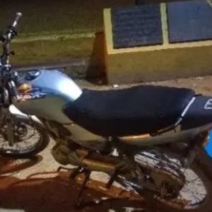 Homem abandona moto furtada e foge a pé ao avistar a PM 