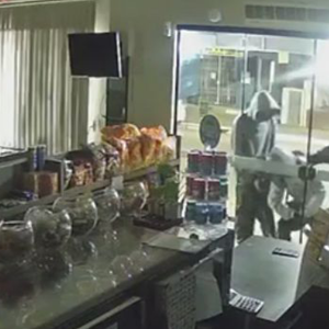 Criminosos tentam arrombar cafeteria em Itapema; assista o vídeo