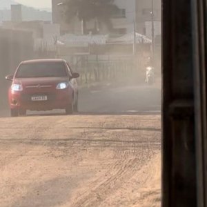 Falta de calçamento em rua de Tijucas causa revolta de moradores 