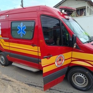 Mulher sofre mal subido e colide contra poste; Criança também estava no carro