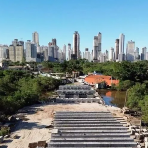 Obras de Ponte sobre o Rio Perequê avançam com instalação de vigas no vão central