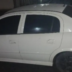 Veículo furtado é recuperado pela polícia; trio é conduzido à delegacia