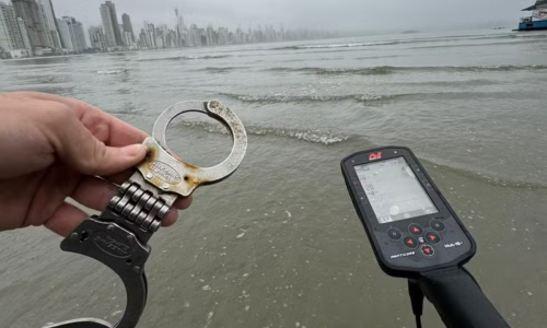 Caçador de tesouros de Balneário Camboriú encontra algemas em praia