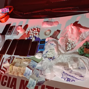 Três pessoas são presas e PM apreende drogas em operação em São João Batista