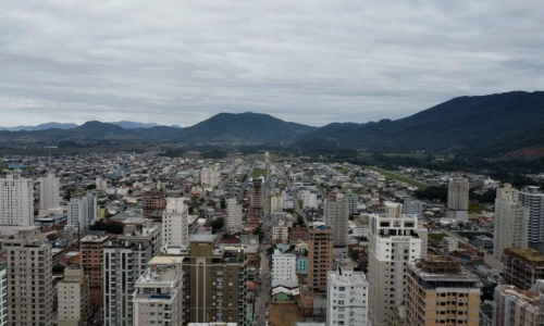 Chegada de frente fria traz chuva congelada e queda de temperatura a Santa Catarina