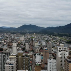 Chegada de frente fria traz chuva congelada e queda de temperatura a Santa Catarina