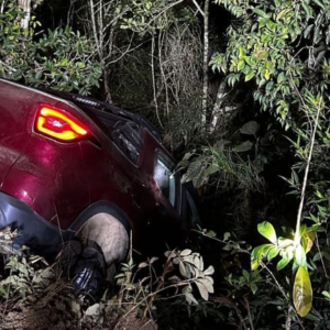 Caminhonete fica pendurada em penhasco após acidente em Nova Trento; Motorista é resgatado pelo Corpo de Bombeiros
