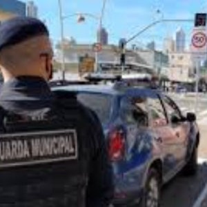 Homem em situação de rua é preso por ato obsceno em frente a clínica estética