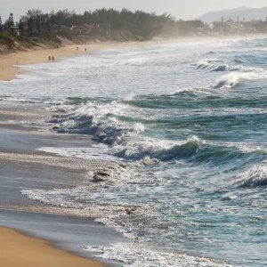 Ciclone extratropical provoca condições adversas no mar, com ondas que podem atingir até 5 metros