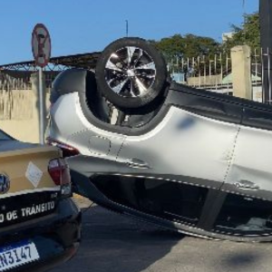 Acidente com capotamento causa filas em Tijucas