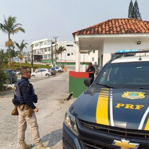 Procurado por furto é detido pela PRF caminhando na BR-101 em Biguaçu