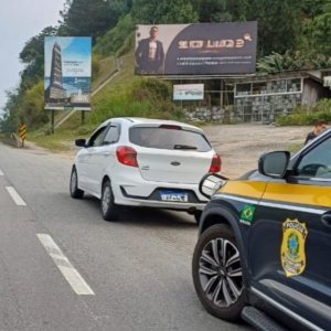 PRF prende homem com veículo furtado em Blumenau durante fiscalização na BR-101 em Itapema