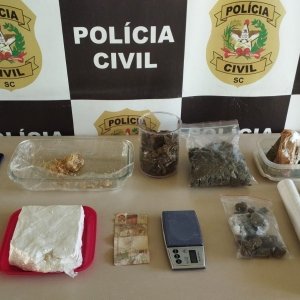 Polícia Civil prende integrante de grupo criminoso e apreende material de tráfico