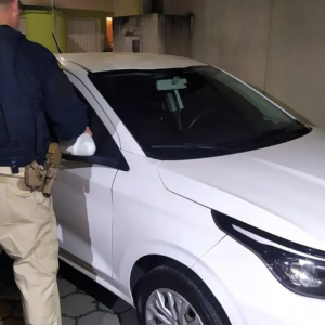PRF intercepta veículo roubado e clonado na BR-101 em Itapema