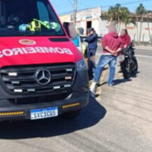 Jovem cai de moto e fica ferido em Canelinha
