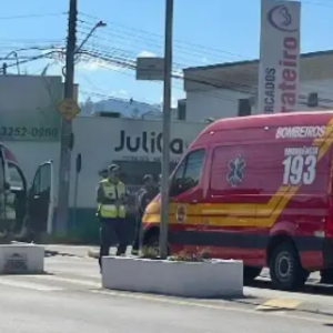 Adolescente é flagrado conduzindo moto e atropela idoso