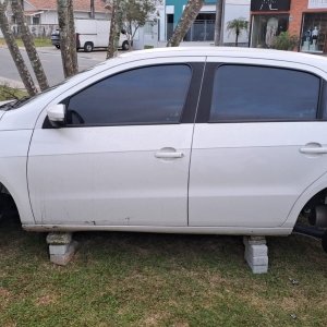 Roubo de pneus em Tijucas: veículo fica sem rodas na madrugada