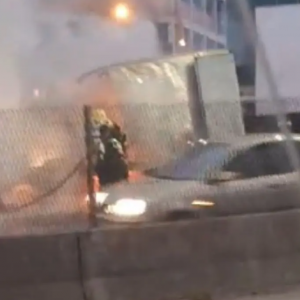 Caminhão pega fogo na BR-101 em Itapema e causa lentidão no trânsito