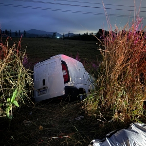 Carro se envolve em acidente na SC-410 em Tijucas e motorista morre na hora