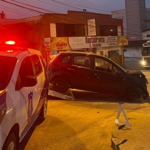 Adolescente de 17 anos colide carro contra poste; pai embriagado tenta assumir culpa
