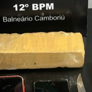 Trio é preso por roubo de celular e tráfico de drogas em Balneário Camboriú