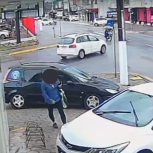Colisão entre moto e carro é registrada por câmeras de segurança em Tijucas