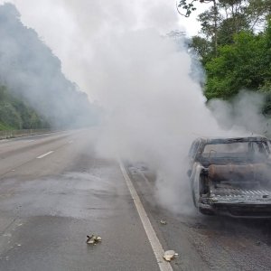 Incêndio em caminhonete interrompe tráfego na BR-101 entre Balneário Camboriú e Itapema