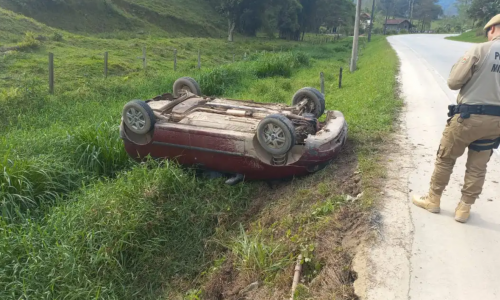 Carro é encontrado capotado em São João Batista; motorista não foi localizado