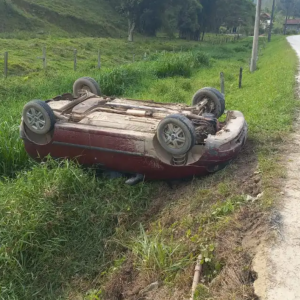 Carro é encontrado capotado em São João Batista; motorista não foi localizado