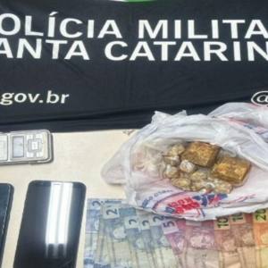 Suspeitos de vender crack são detidos com drogas e dinheiro
