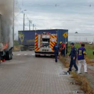 Carreta pega fogo nesta sexta-feira em Tijucas