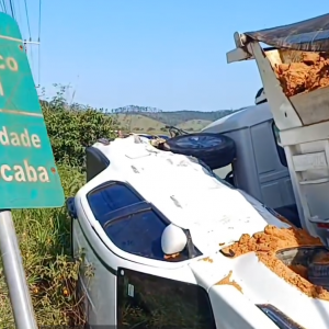 Colisão entre caçamba e Fiat Strada deixa dois feridos em Canelinha